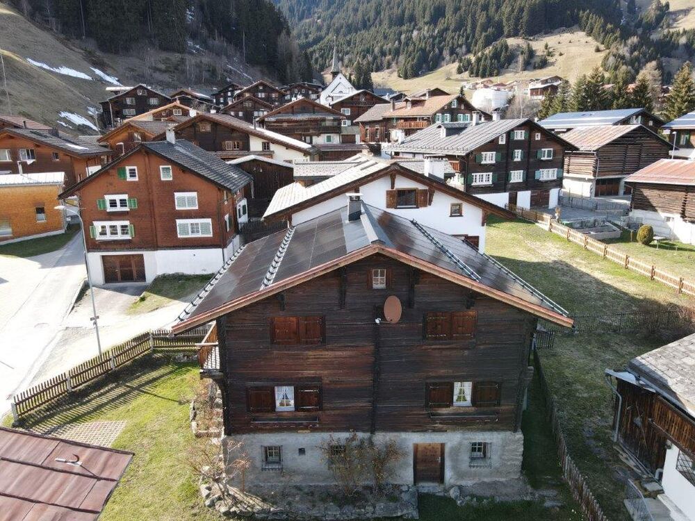 229%-PEB-EFH Fry Carli, Segnas GR. PV-Dach West und Ost mit Leistung 19.9 kWp. (Foto: Schweizer Solarpreis 2025)